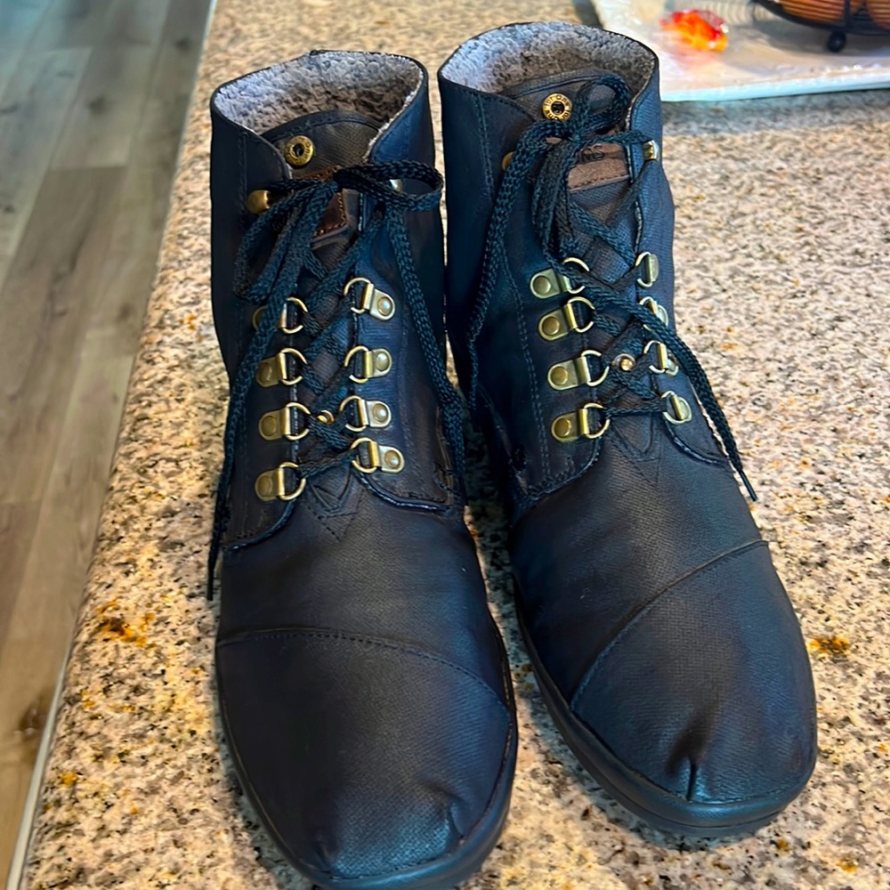 Toms mens sz 12 boots very good cond .